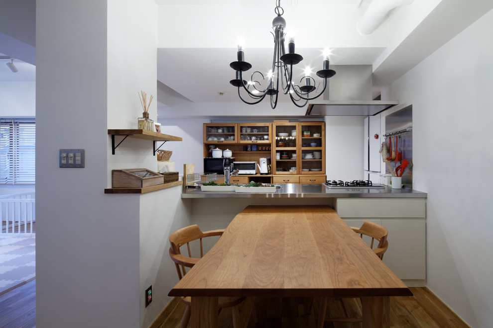 他の地域にあるエクレクティックスタイルのおしゃれなキッチン (シングルシンク、ソープストーンカウンター、無垢フローリング、茶色い床) の写真