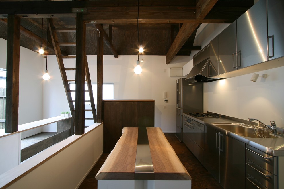 Inspiration för mellanstora moderna linjära kök och matrum, med en integrerad diskho, släta luckor, skåp i rostfritt stål, bänkskiva i rostfritt stål, vitt stänkskydd och rostfria vitvaror