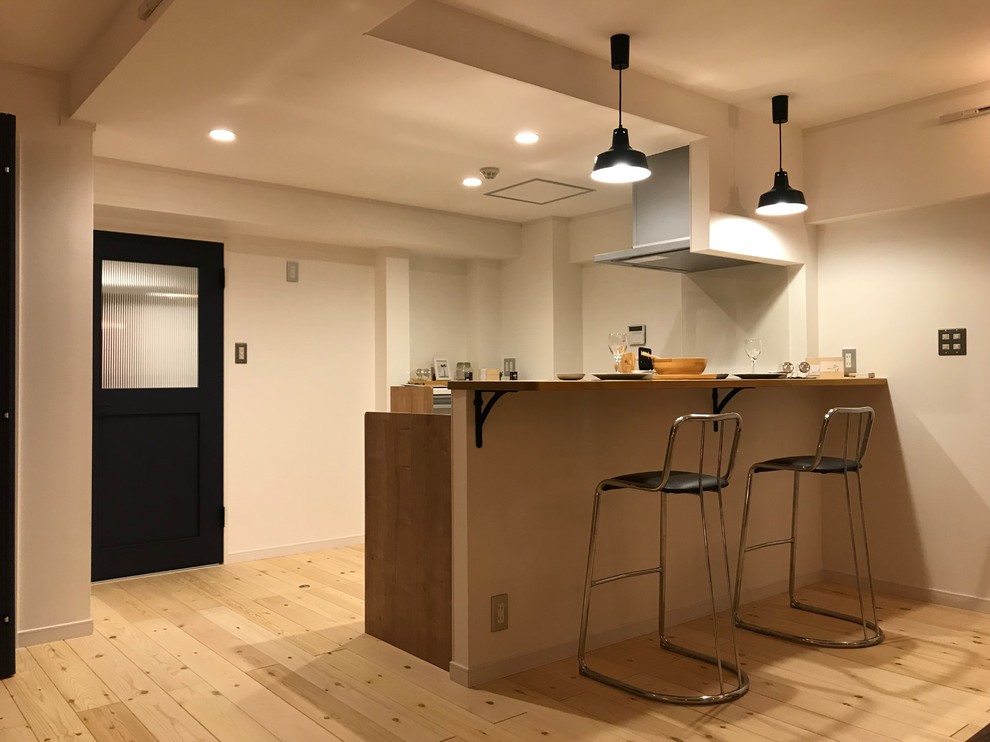 Свежая идея для дизайна: кухня-гостиная в стиле модернизм с паркетным полом среднего тона и островом - отличное фото интерьера
