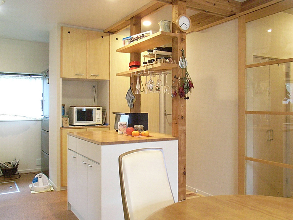 Foto di una cucina nordica di medie dimensioni con ante lisce, pavimento in sughero e pavimento marrone