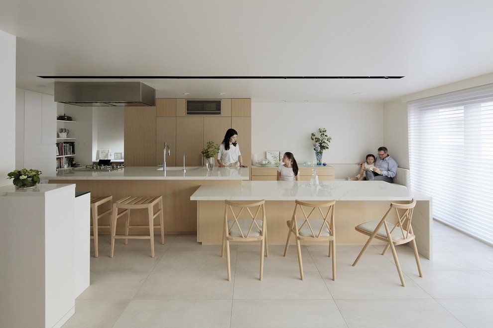 東京23区にある北欧スタイルのおしゃれなマルチアイランドキッチン (シングルシンク、フラットパネル扉のキャビネット、淡色木目調キャビネット、ベージュの床、ベージュのキッチンカウンター) の写真