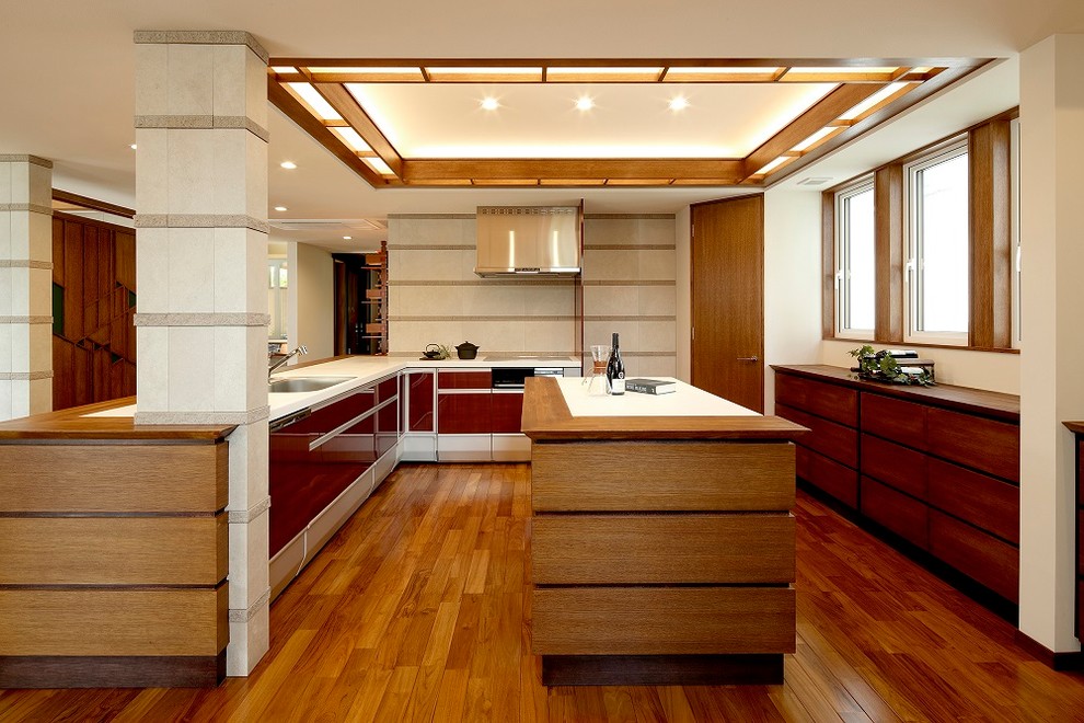 名古屋にあるミッドセンチュリースタイルのおしゃれなキッチン (シングルシンク、フラットパネル扉のキャビネット、濃色木目調キャビネット、無垢フローリング、茶色い床) の写真