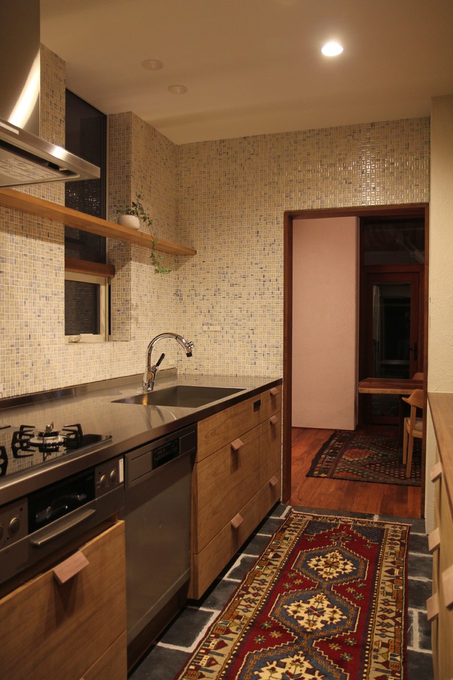 札幌にあるアジアンスタイルのおしゃれなキッチン (一体型シンク、フラットパネル扉のキャビネット、中間色木目調キャビネット、ステンレスカウンター、白いキッチンパネル、アイランドなし、グレーの床、グレーのキッチンカウンター) の写真