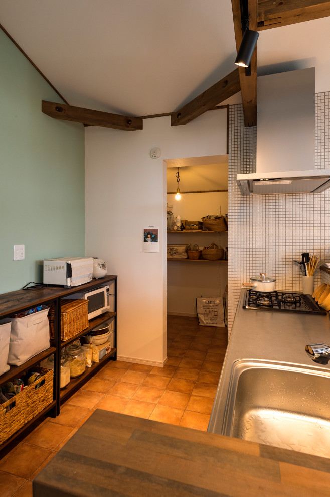 Foto di una cucina nordica con top in acciaio inossidabile, paraspruzzi bianco, paraspruzzi con piastrelle a mosaico, elettrodomestici bianchi, nessuna isola e top bianco