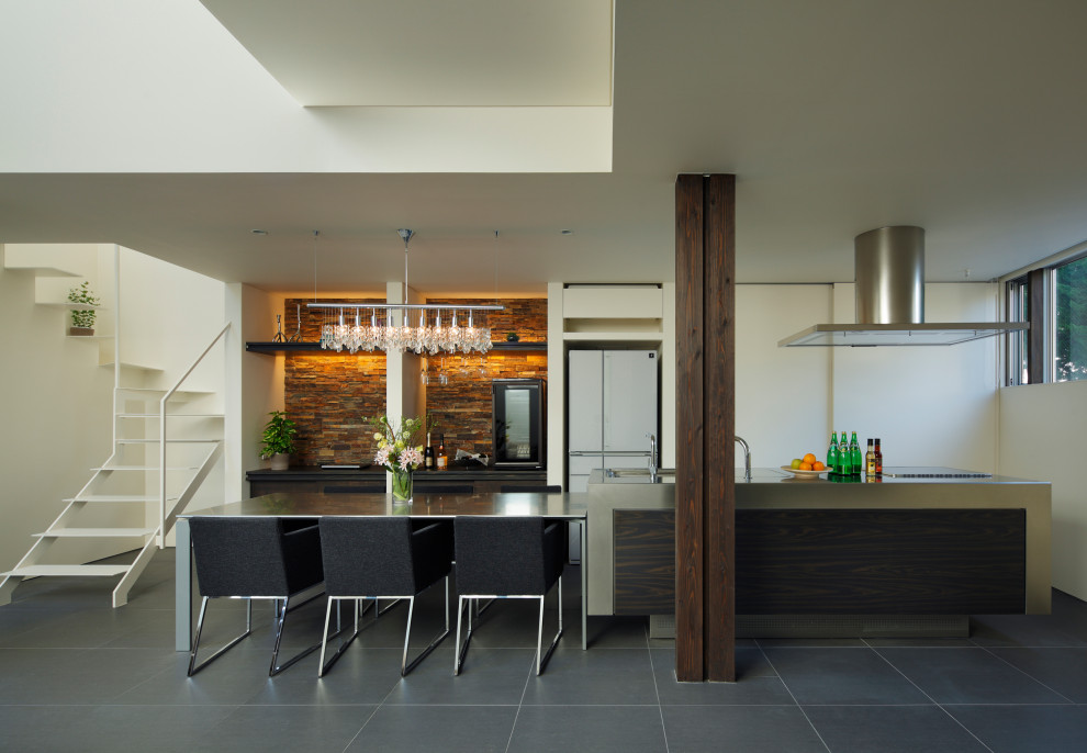 Offene Moderne Küche mit Porzellan-Bodenfliesen, grauem Boden und Tapetendecke in Sonstige