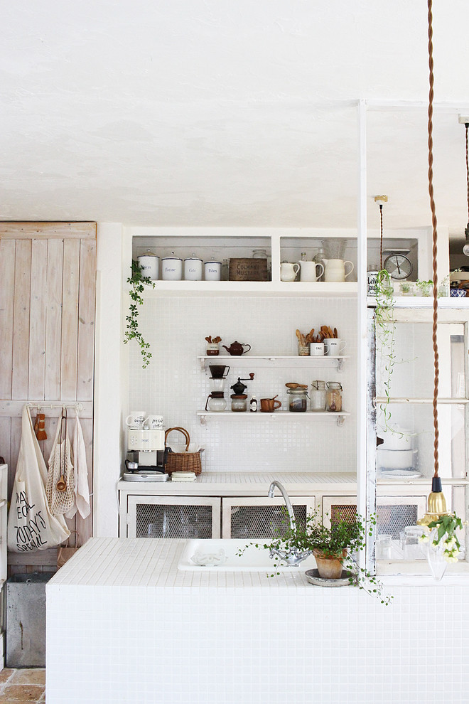 Kleine Shabby-Look Küche mit Einbauwaschbecken, Glasfronten, weißen Schränken, Küchenrückwand in Weiß und Halbinsel in Sonstige