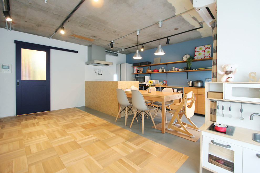 Exempel på ett industriellt kök med öppen planlösning, med betonggolv och grått golv