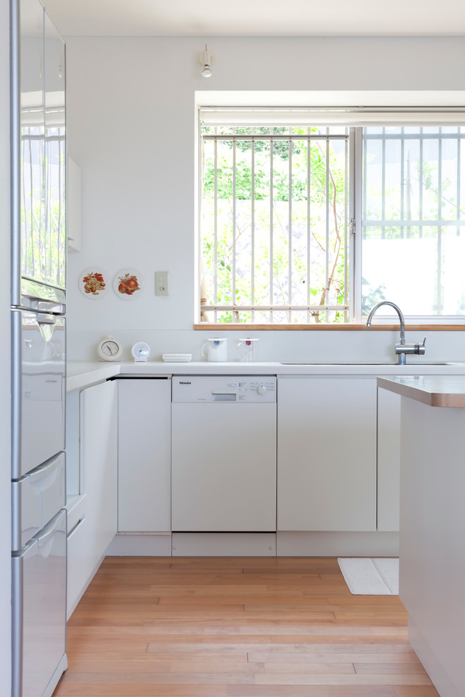 Exempel på ett mellanstort modernt kök, med en undermonterad diskho, luckor med glaspanel, vita skåp, träbänkskiva, vitt stänkskydd, stänkskydd i keramik, integrerade vitvaror, mellanmörkt trägolv och en halv köksö