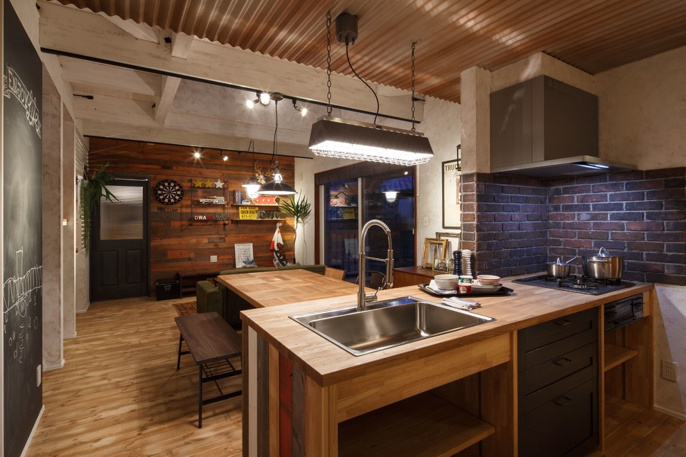 Идея дизайна: кухня в стиле лофт с одинарной мойкой, открытыми фасадами, деревянной столешницей и паркетным полом среднего тона