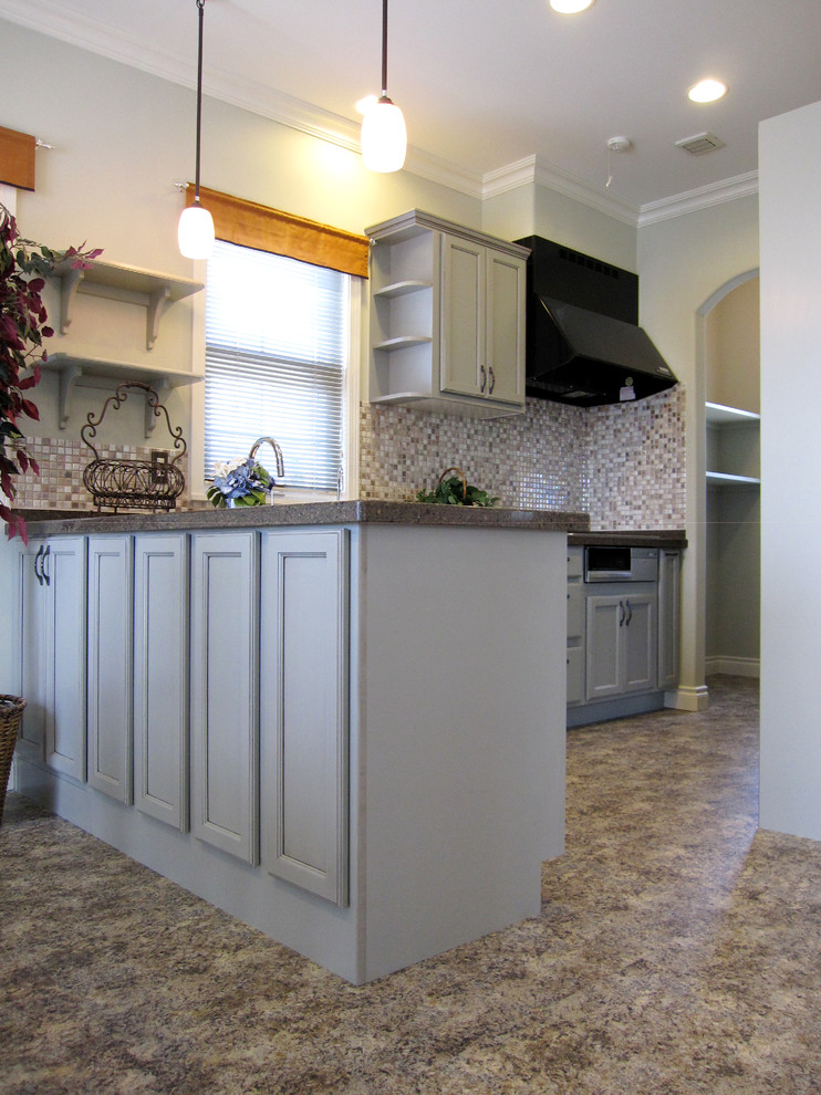Exempel på ett mellanstort shabby chic-inspirerat kök, med en undermonterad diskho, luckor med infälld panel, grå skåp, bänkskiva i terrazo, brunt stänkskydd, stänkskydd i stickkakel och svarta vitvaror