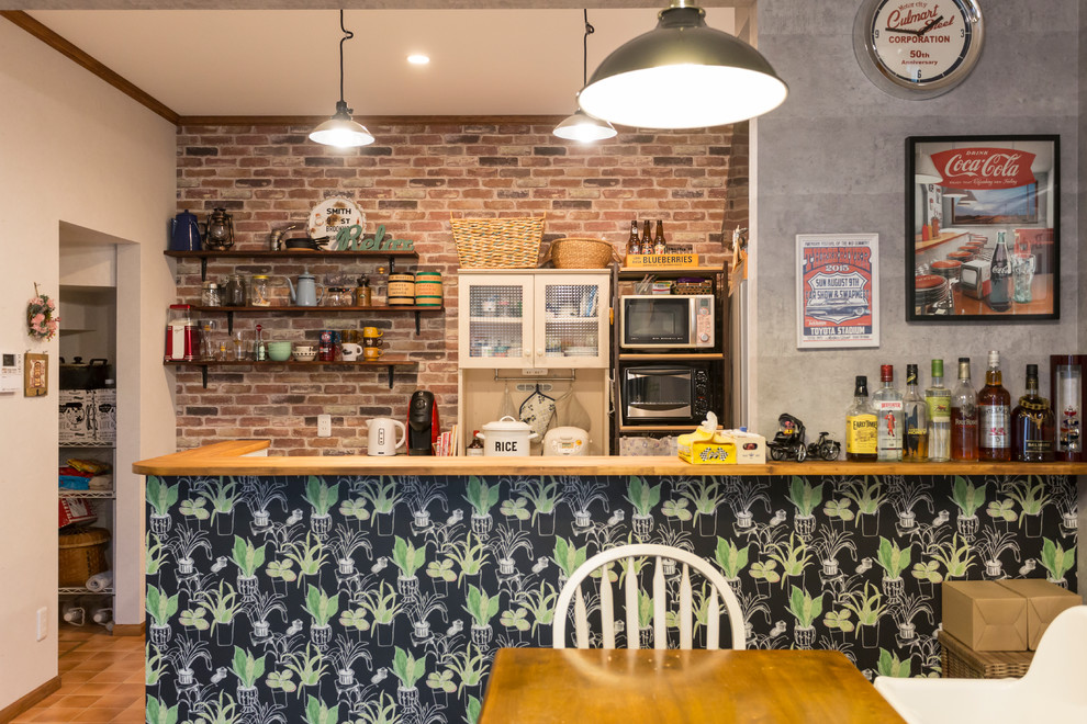 Zweizeilige Stilmix Küche mit Kücheninsel und braunem Boden in Nagoya