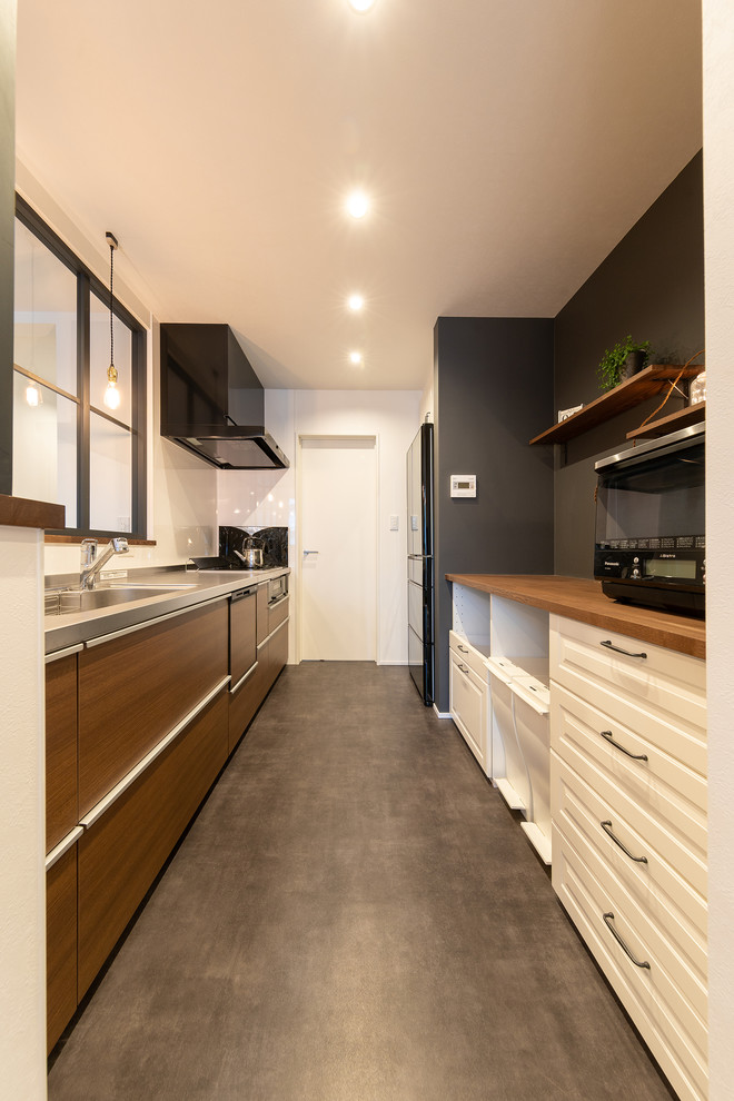 Идея дизайна: прямая кухня в стиле ретро с монолитной мойкой, полуостровом и серым полом