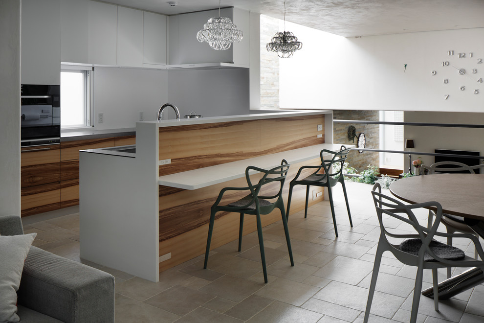 Diseño de cocina moderna con armarios con paneles lisos, una isla y puertas de armario blancas