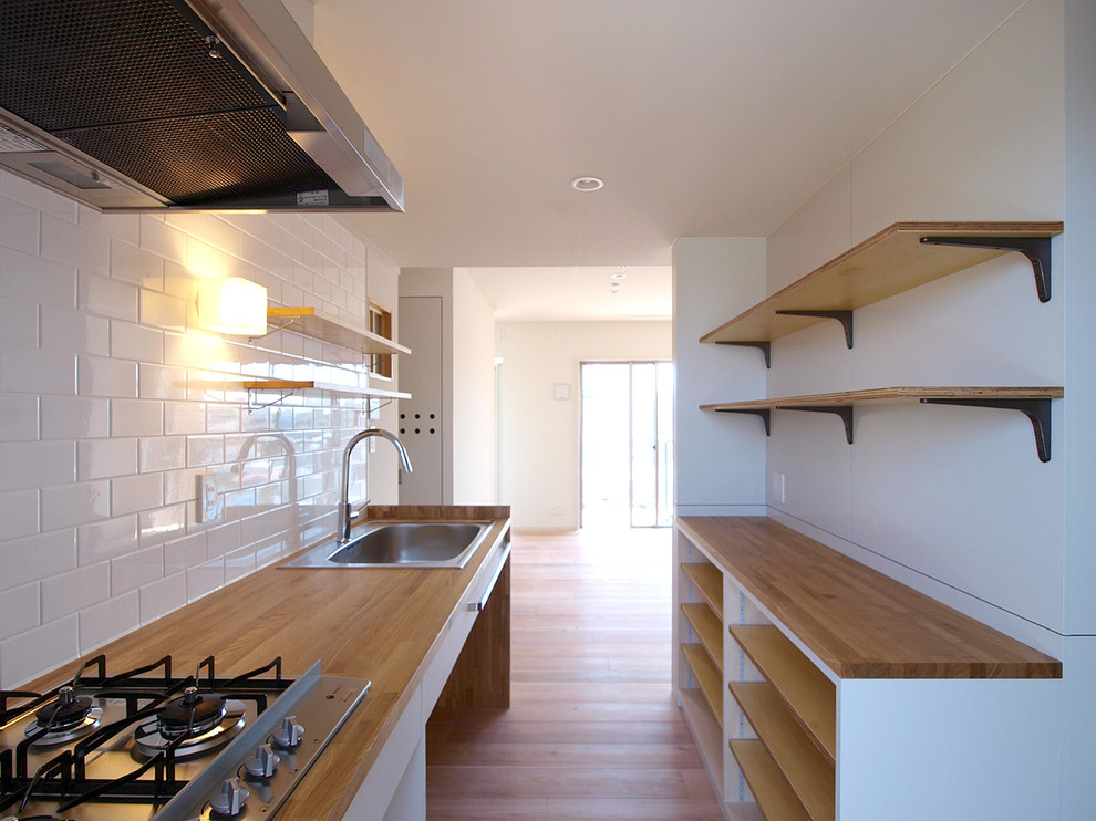 Пример оригинального дизайна: отдельная, прямая кухня в стиле ретро с деревянной столешницей