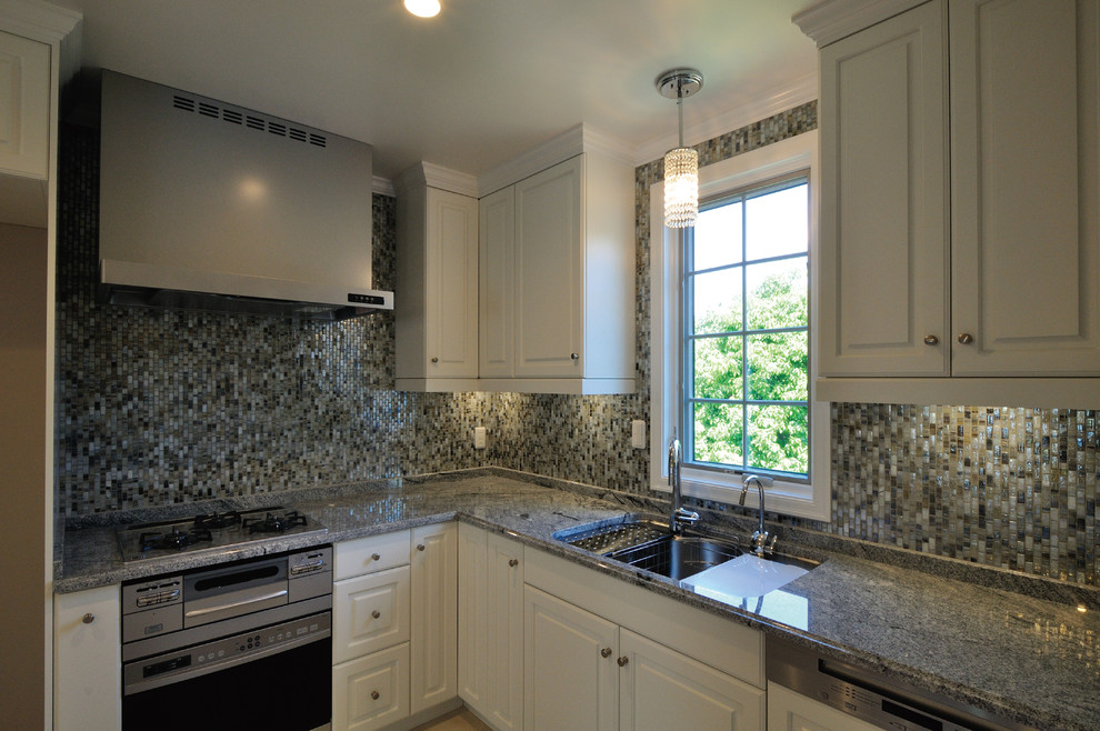 Foto di una cucina vittoriana di medie dimensioni con ante bianche, paraspruzzi bianco, elettrodomestici bianchi e top grigio