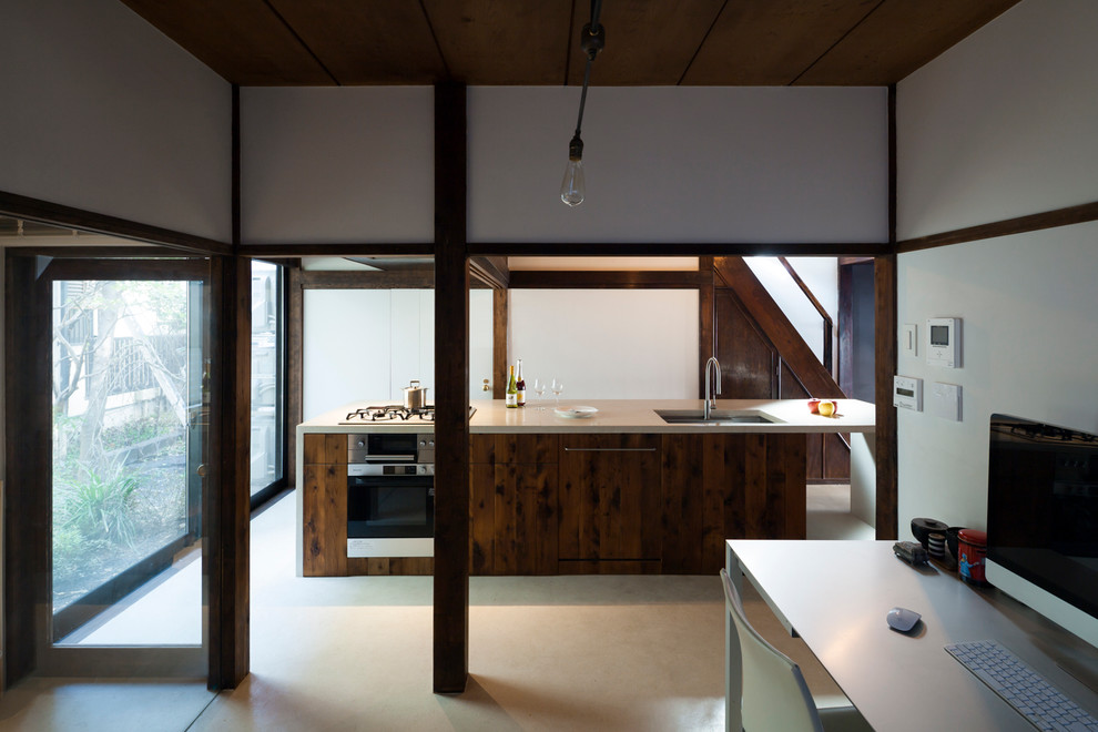 東京23区にあるアジアンスタイルのおしゃれなキッチン (アンダーカウンターシンク、フラットパネル扉のキャビネット、濃色木目調キャビネット、シルバーの調理設備) の写真