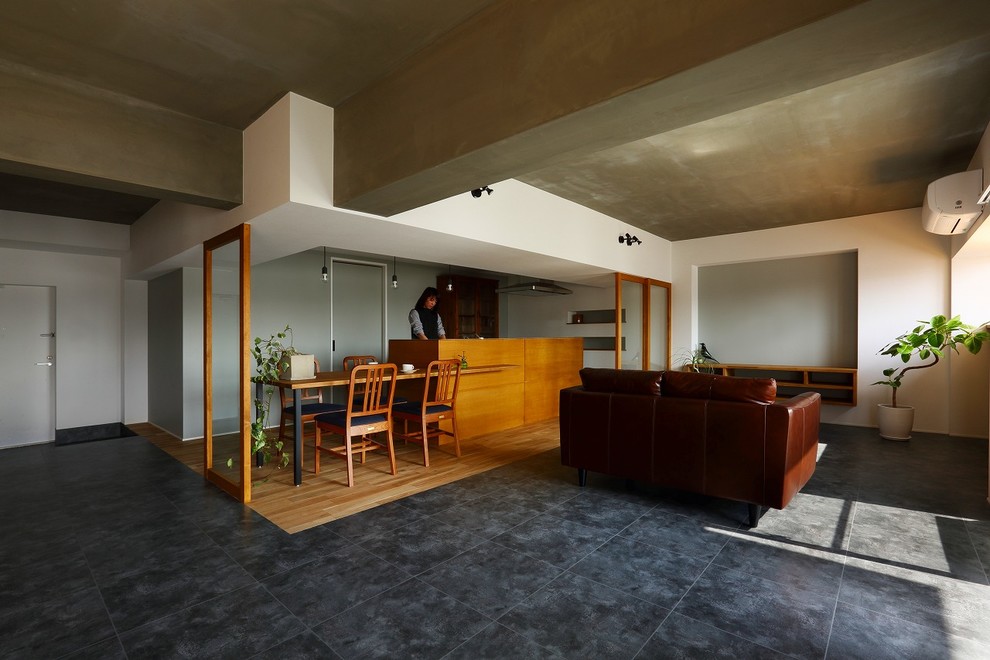 京都にある低価格の中くらいなミッドセンチュリースタイルのおしゃれなキッチン (一体型シンク、インセット扉のキャビネット、白いキャビネット、人工大理石カウンター、白いキッチンパネル、セラミックタイルのキッチンパネル、シルバーの調理設備、セラミックタイルの床、グレーの床、白いキッチンカウンター) の写真