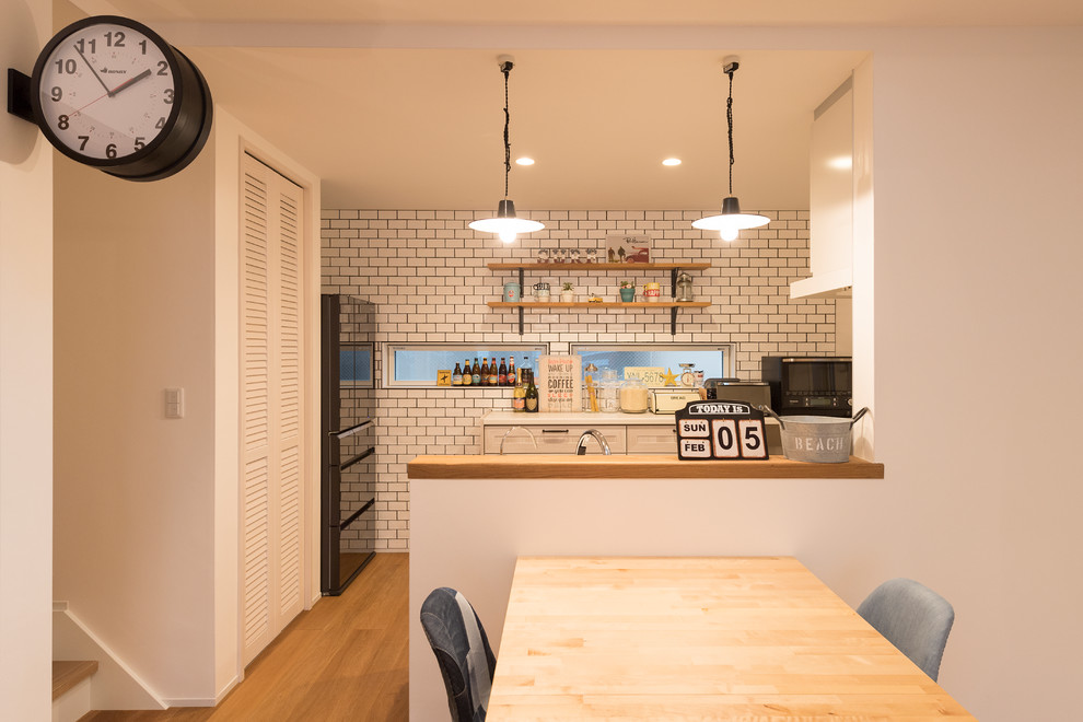 Esempio di una cucina parallela stile marinaro con pavimento in legno massello medio e pavimento marrone