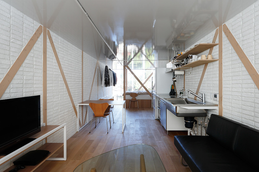 Idee per una cucina industriale con parquet chiaro e pavimento marrone