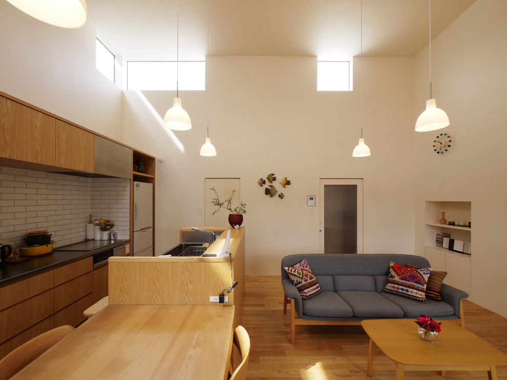 札幌にある北欧スタイルのおしゃれなキッチン (一体型シンク、フラットパネル扉のキャビネット、中間色木目調キャビネット、無垢フローリング、茶色い床) の写真