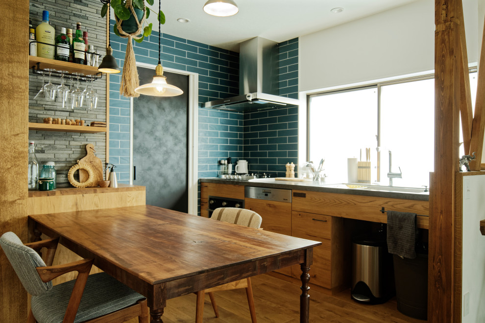 名古屋にあるアジアンスタイルのおしゃれなキッチン (フラットパネル扉のキャビネット、中間色木目調キャビネット、無垢フローリング、アイランドなし、茶色い床、グレーのキッチンカウンター) の写真
