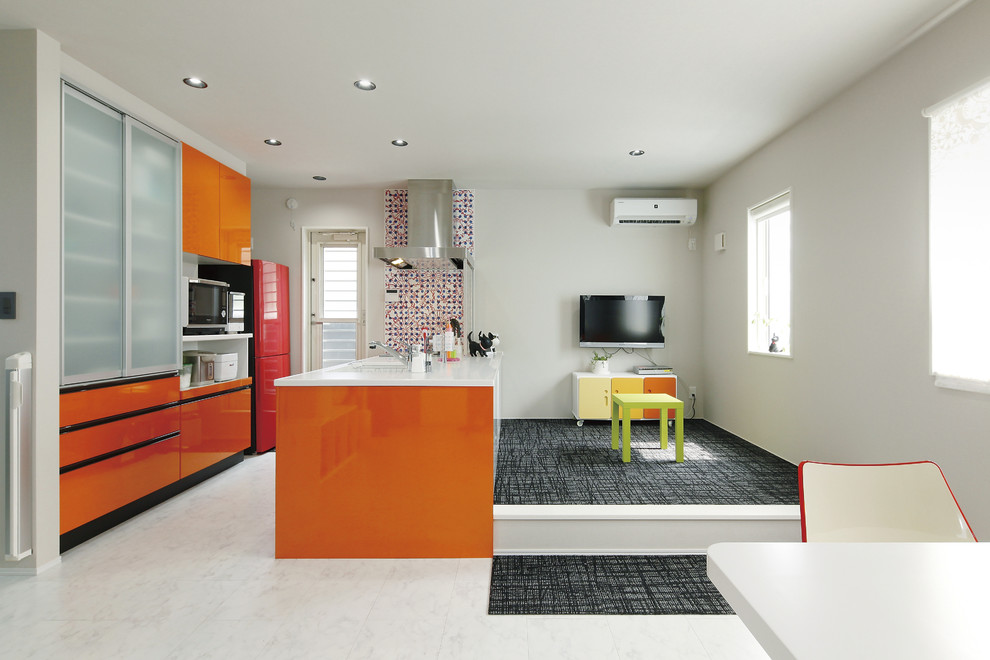 Aménagement d'une cuisine ouverte linéaire contemporaine avec un placard à porte plane, des portes de placard oranges, un sol en marbre, îlot et un sol blanc.