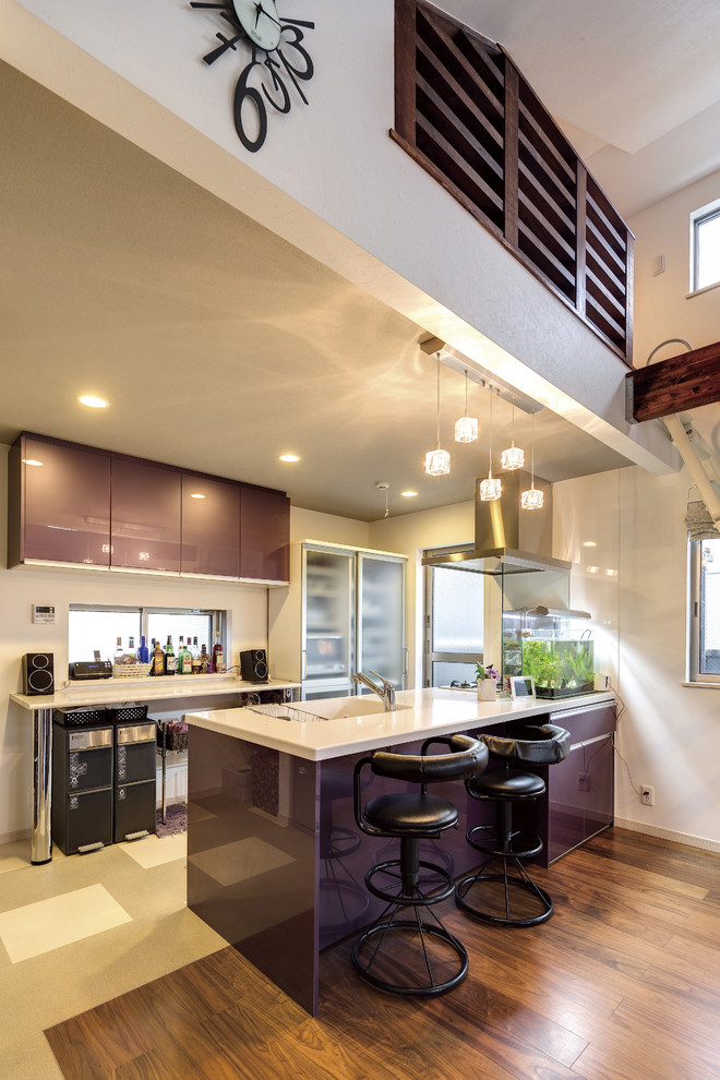 На фото: параллельная кухня-гостиная в современном стиле с монолитной мойкой, плоскими фасадами, фиолетовыми фасадами, островом и разноцветным полом