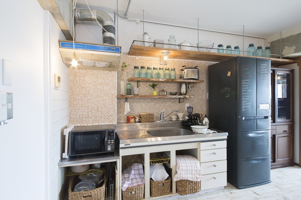 他の地域にあるインダストリアルスタイルのおしゃれなキッチン (ドロップインシンク、フラットパネル扉のキャビネット、塗装フローリング) の写真