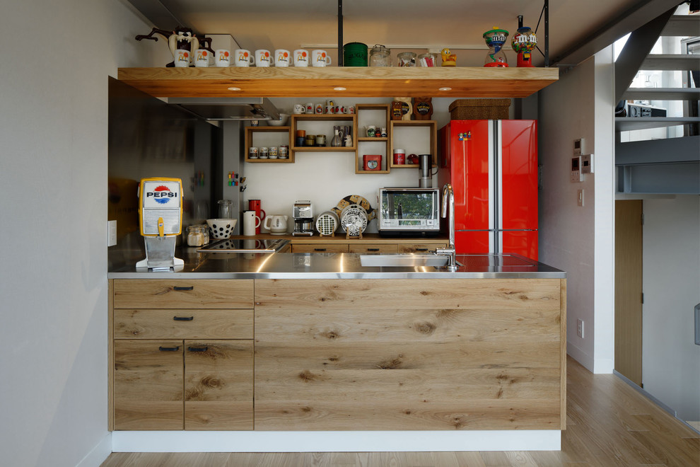 名古屋にある小さなインダストリアルスタイルのおしゃれなキッチン (シングルシンク、フラットパネル扉のキャビネット、中間色木目調キャビネット、ステンレスカウンター、淡色無垢フローリング、茶色い床) の写真