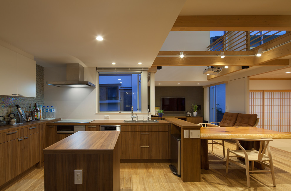 福岡にあるアジアンスタイルのおしゃれなキッチン (シングルシンク、フラットパネル扉のキャビネット、中間色木目調キャビネット、木材カウンター、無垢フローリング、茶色い床) の写真