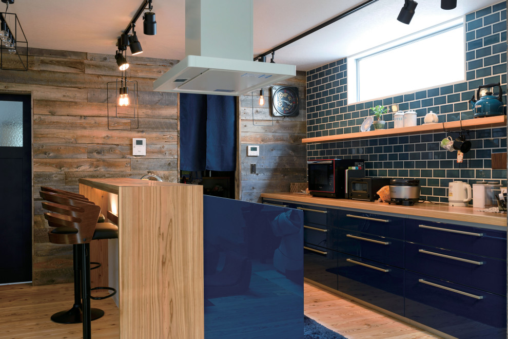 Exempel på ett modernt vit linjärt vitt kök med öppen planlösning, med en integrerad diskho, släta luckor, turkosa skåp, bänkskiva i koppar, blått stänkskydd, stänkskydd i glaskakel, rostfria vitvaror, ljust trägolv och en köksö