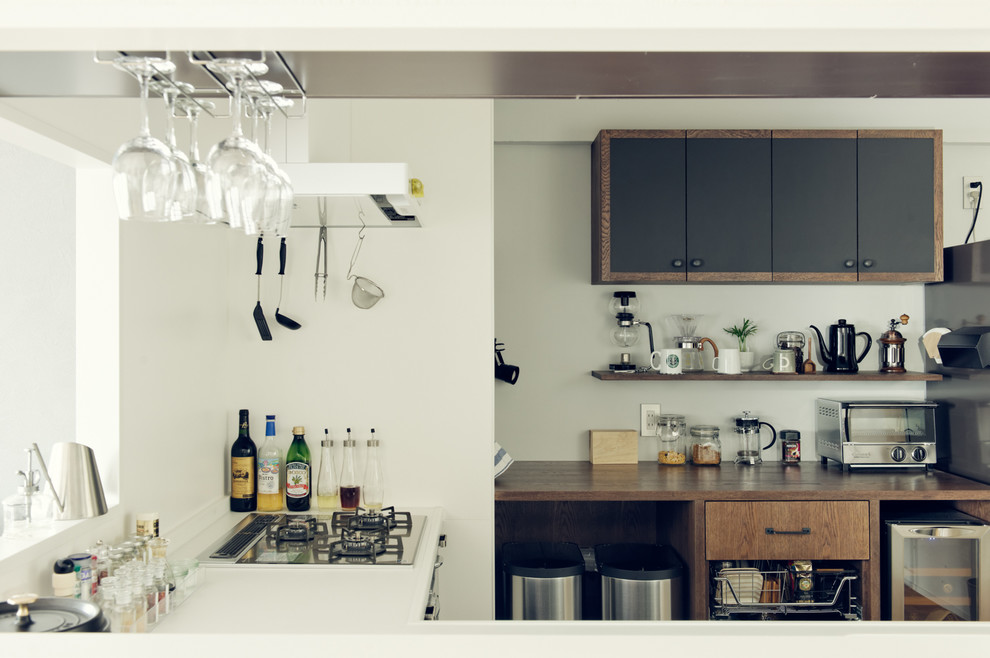 名古屋にあるトラディショナルスタイルのおしゃれなL型キッチン (フラットパネル扉のキャビネット、シルバーの調理設備) の写真