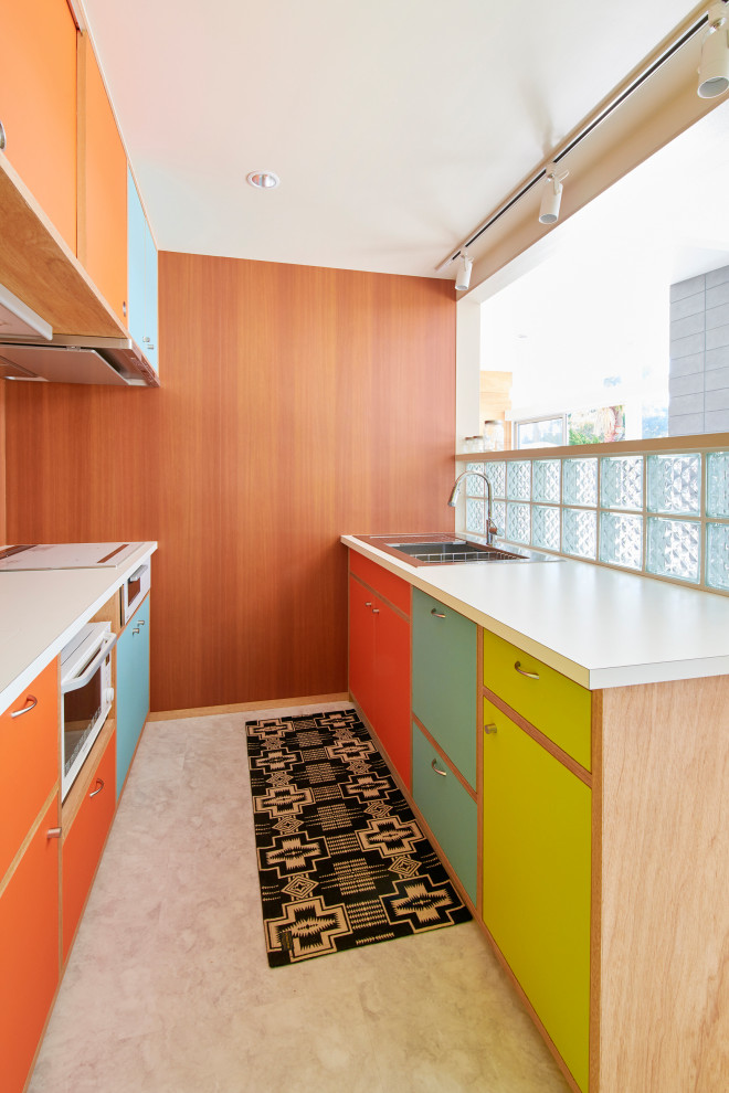他の地域にあるミッドセンチュリースタイルのおしゃれなキッチン (ドロップインシンク、フラットパネル扉のキャビネット、ベージュの床、白いキッチンカウンター) の写真