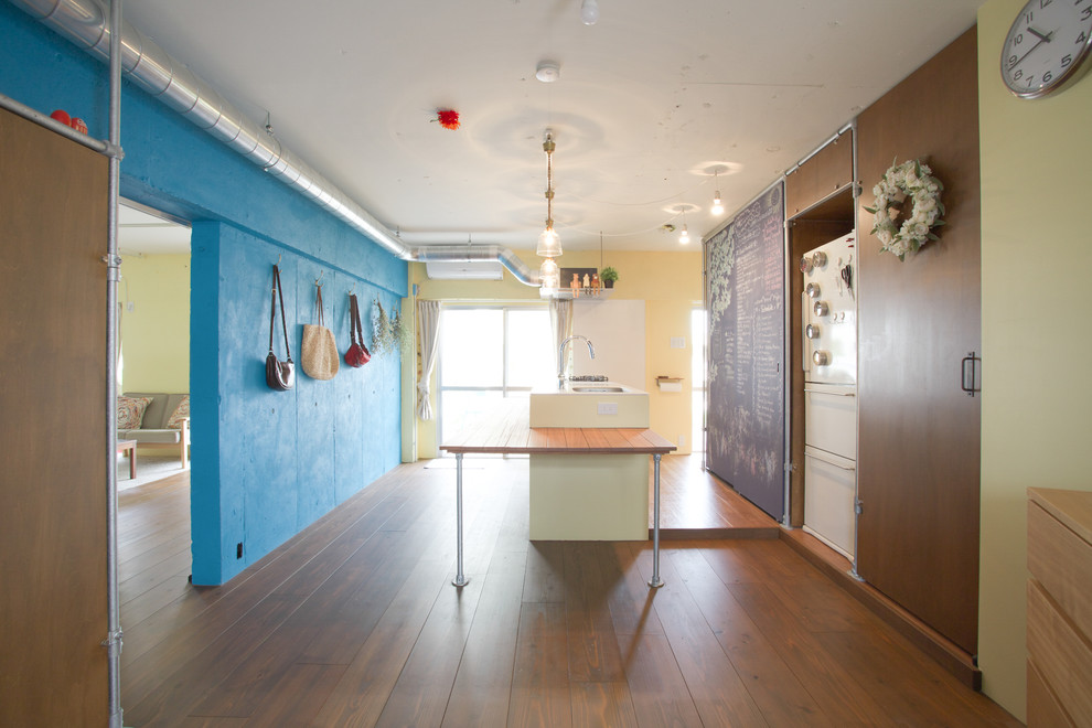 Eklektische Wohnküche mit braunem Holzboden in Tokio