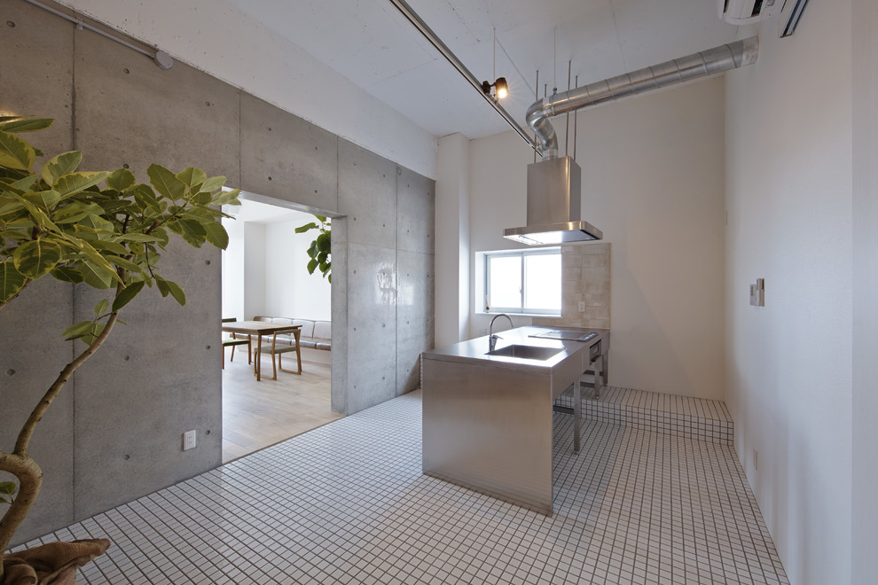 Urban single-wall open plan kitchen in Kyoto with an integrated sink, open cabinets, stainless steel worktops, beige splashback, stainless steel appliances, porcelain flooring and a breakfast bar.