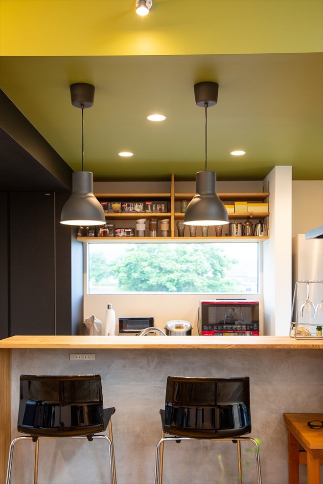 Esempio di una cucina minimalista di medie dimensioni con nessun'anta e ante in legno scuro