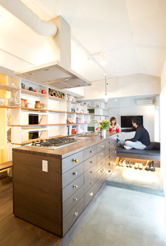 東京23区にある中くらいなアジアンスタイルのおしゃれなキッチン (ドロップインシンク、オープンシェルフ、中間色木目調キャビネット、木材カウンター、黒い調理設備、無垢フローリング) の写真