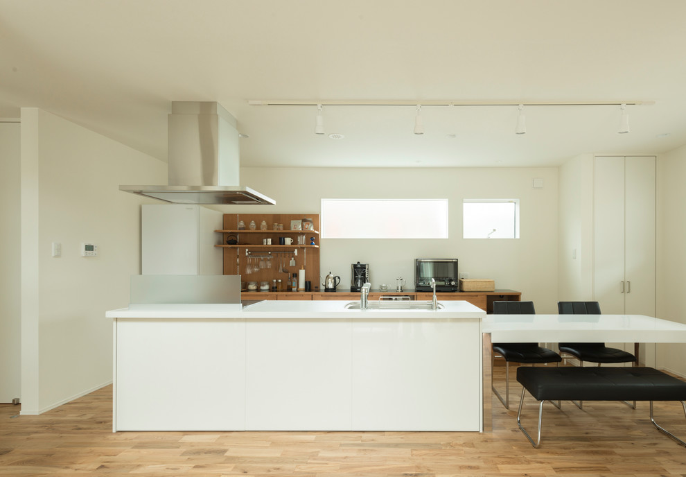 他の地域にあるコンテンポラリースタイルのおしゃれなキッチン (シングルシンク、無垢フローリング、茶色い床) の写真
