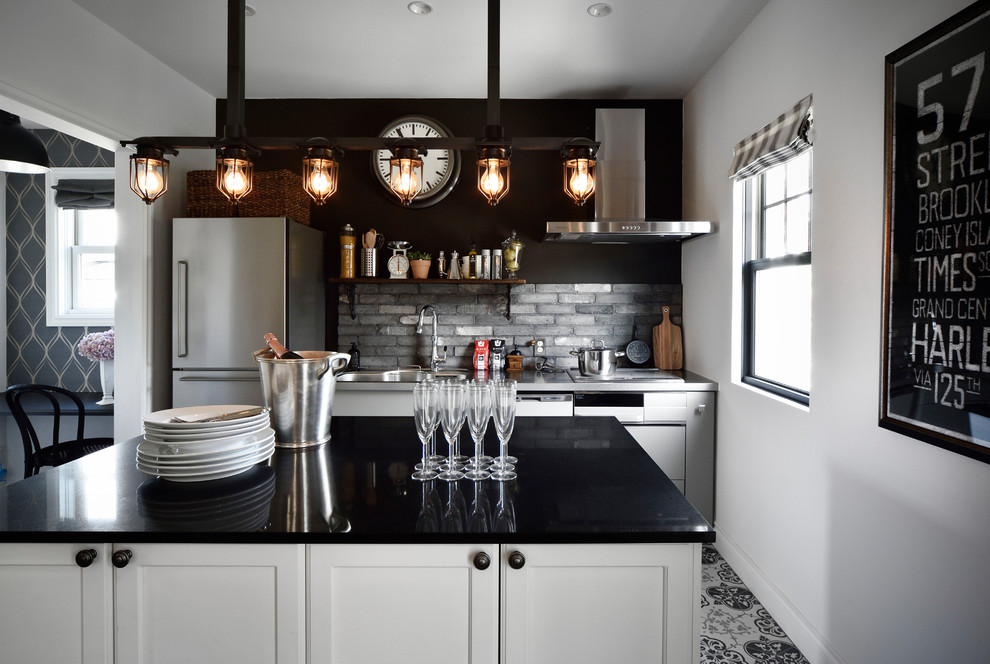Zweizeilige Skandinavische Küche mit Schrankfronten mit vertiefter Füllung, weißen Schränken, Küchenrückwand in Grau, Kücheninsel und buntem Boden in Sonstige