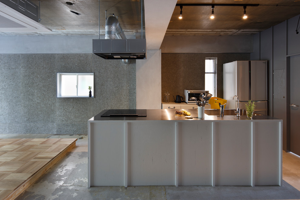 Идея дизайна: прямая кухня-гостиная в стиле лофт с монолитной мойкой, столешницей из нержавеющей стали, бетонным полом, островом, серым полом и серой столешницей