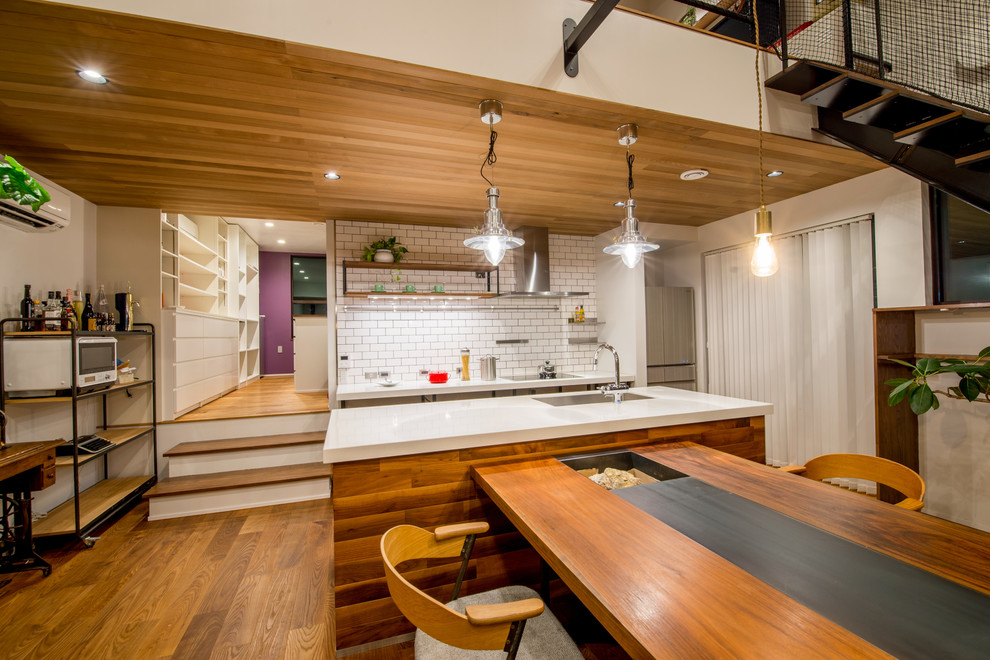 Источник вдохновения для домашнего уюта: большая прямая кухня в стиле модернизм с фартуком из керамогранитной плитки и белой столешницей