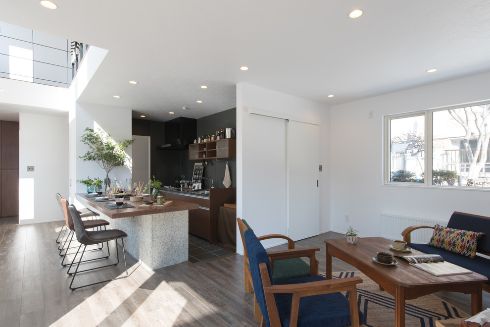 Стильный дизайн: кухня-гостиная в современном стиле с деревянным полом и серым полом - последний тренд
