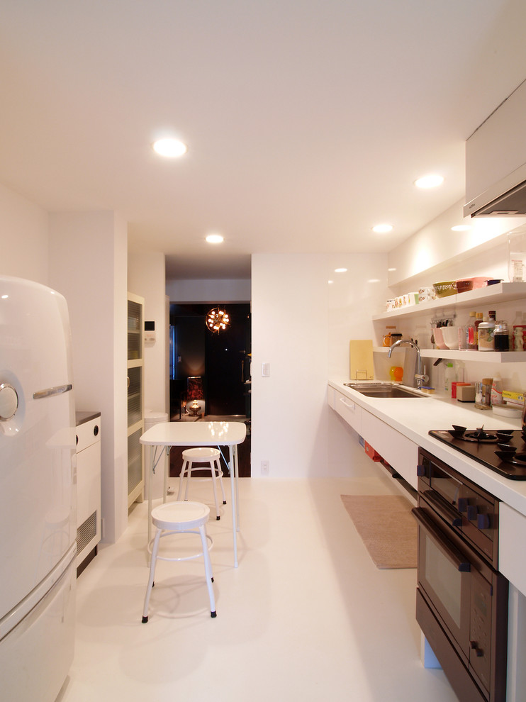 Idéer för avskilda, mellanstora industriella linjära kök, med öppna hyllor, vita skåp, en undermonterad diskho och vita vitvaror