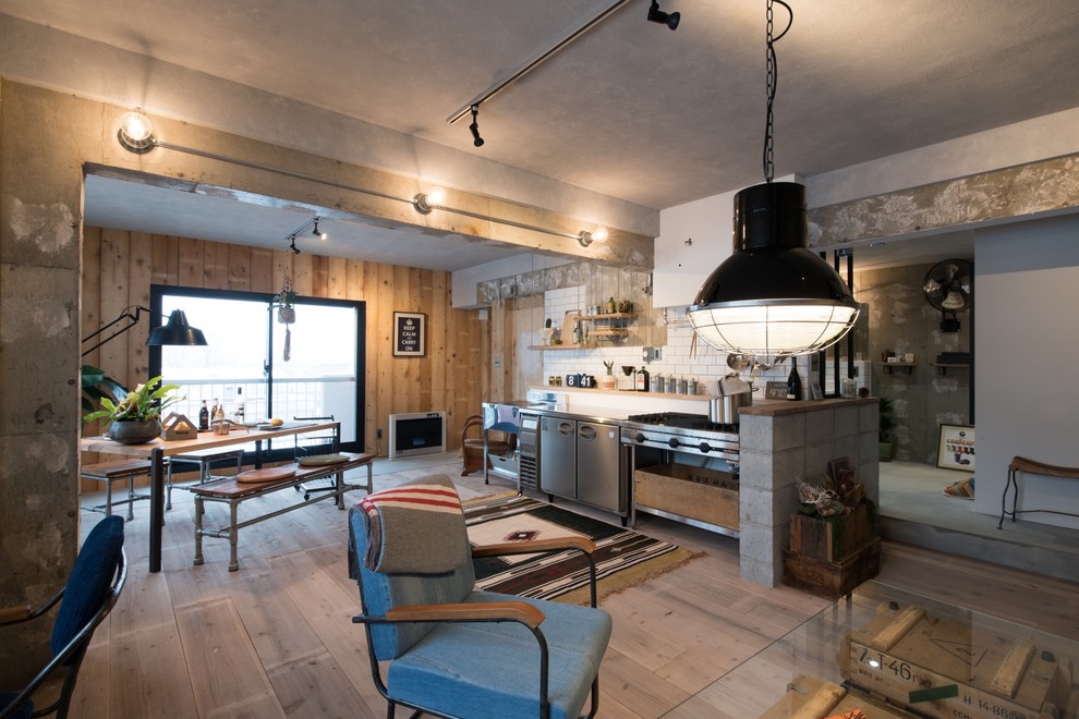 Идея дизайна: кухня в стиле лофт с деревянным полом и серым полом