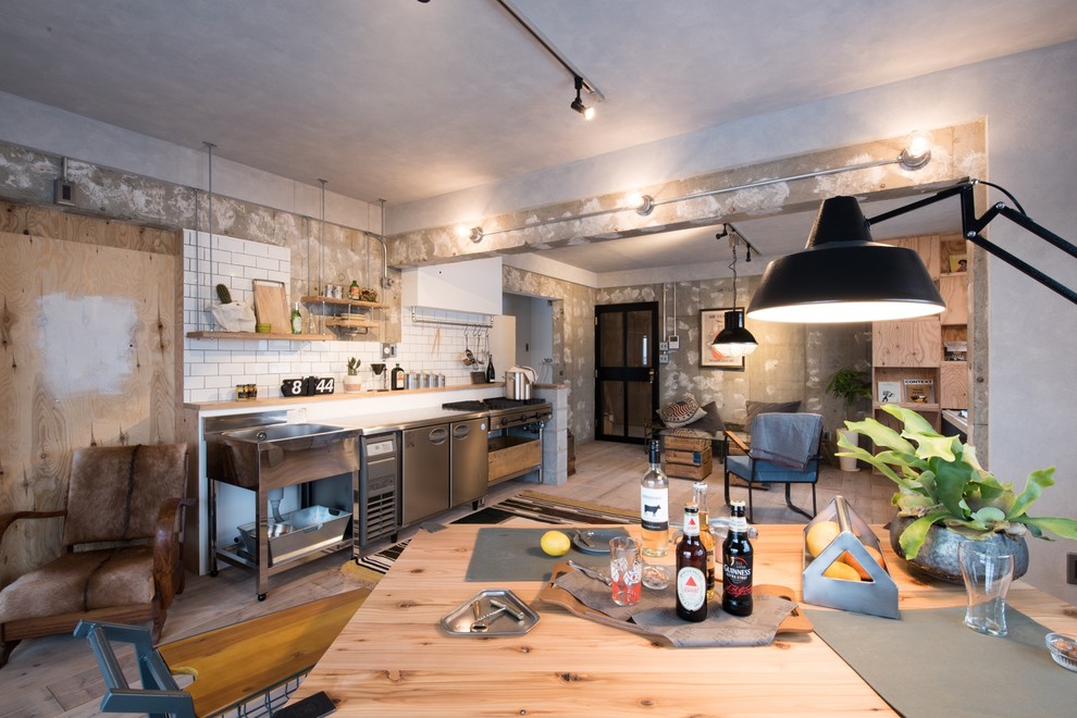 Idee per una cucina ad ambiente unico industriale con pavimento in legno verniciato e pavimento grigio