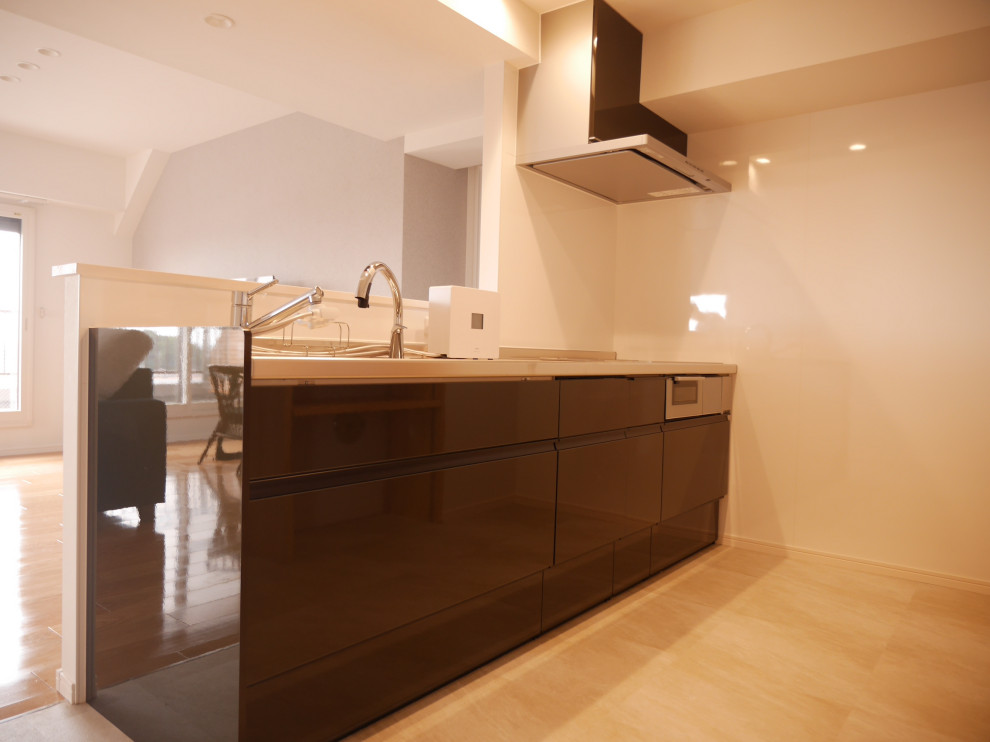 Свежая идея для дизайна: прямая кухня-гостиная среднего размера с полуостровом - отличное фото интерьера