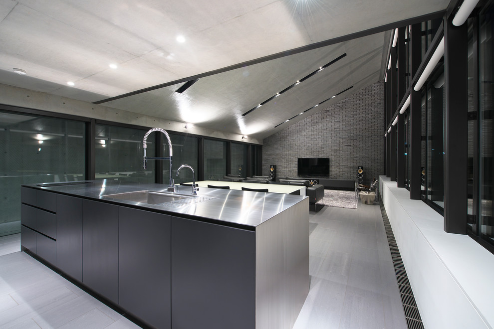 Idéer för ett modernt kök, med en enkel diskho, skåp i rostfritt stål och bänkskiva i rostfritt stål