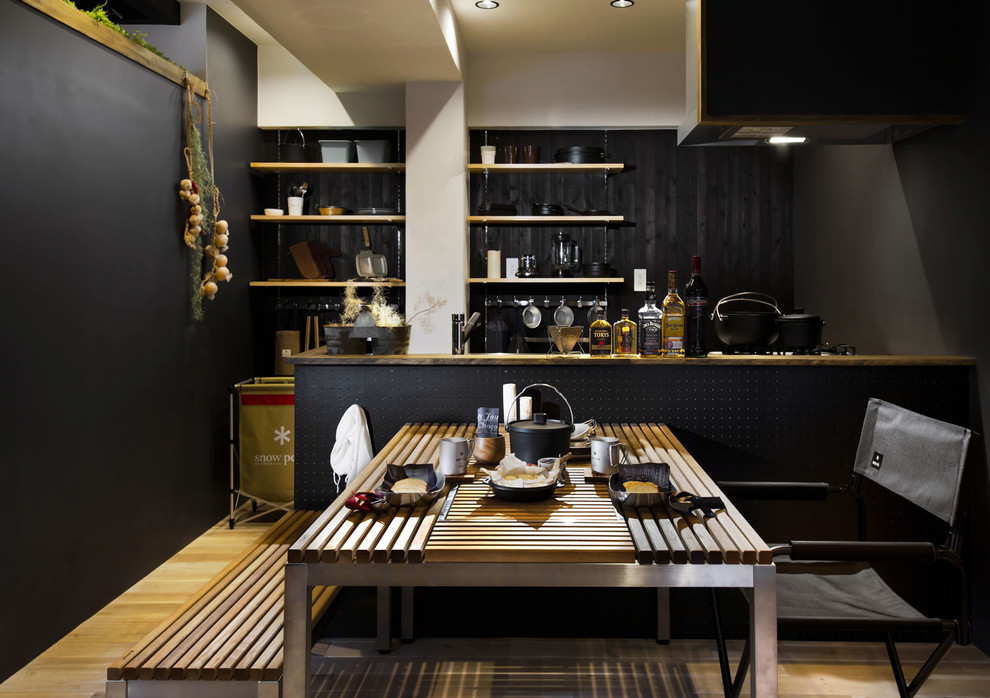 Foto på ett litet industriellt linjärt kök och matrum, med öppna hyllor, skåp i mellenmörkt trä och mellanmörkt trägolv