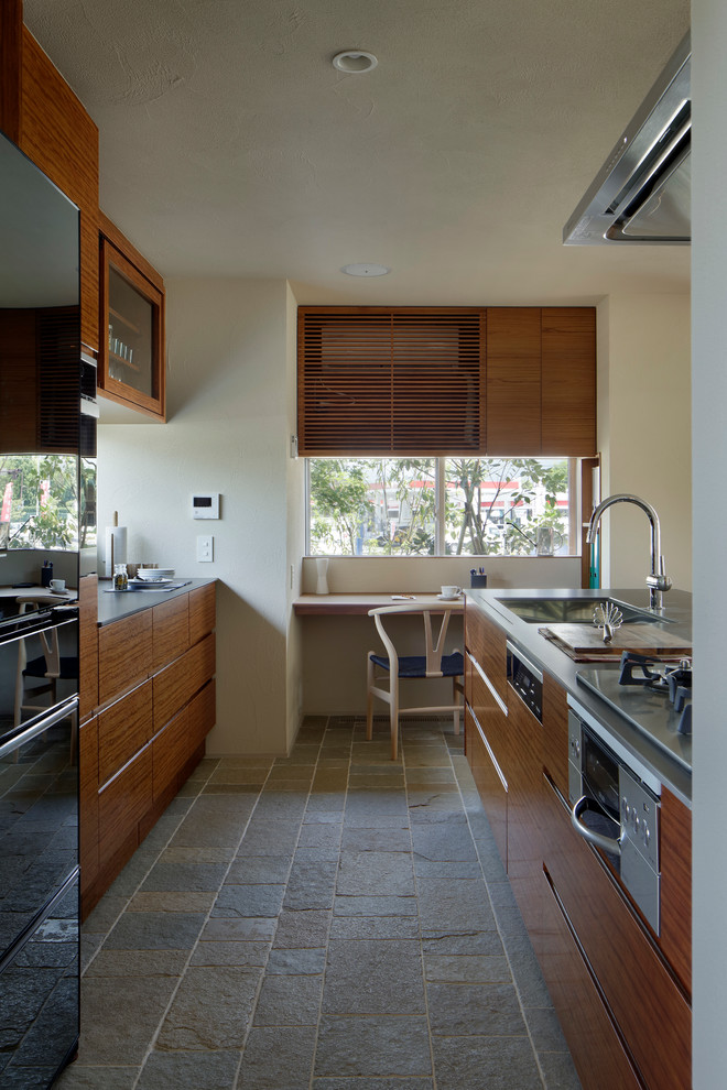 Foto de cocina actual con armarios con paneles lisos, puertas de armario de madera oscura y electrodomésticos de acero inoxidable
