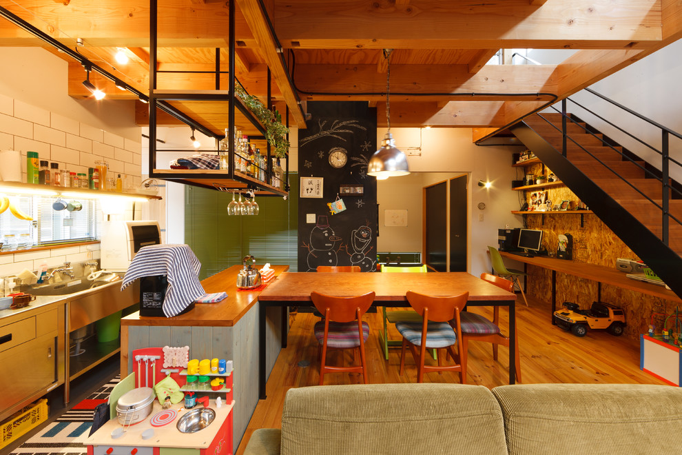 Immagine di una cucina ad ambiente unico industriale con pavimento in legno massello medio